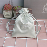 Sacs de rangement pour bijoux en satin de soie de luxe personnalisés, sacs cadeaux avec cordon de serrage en satin et logo brodé