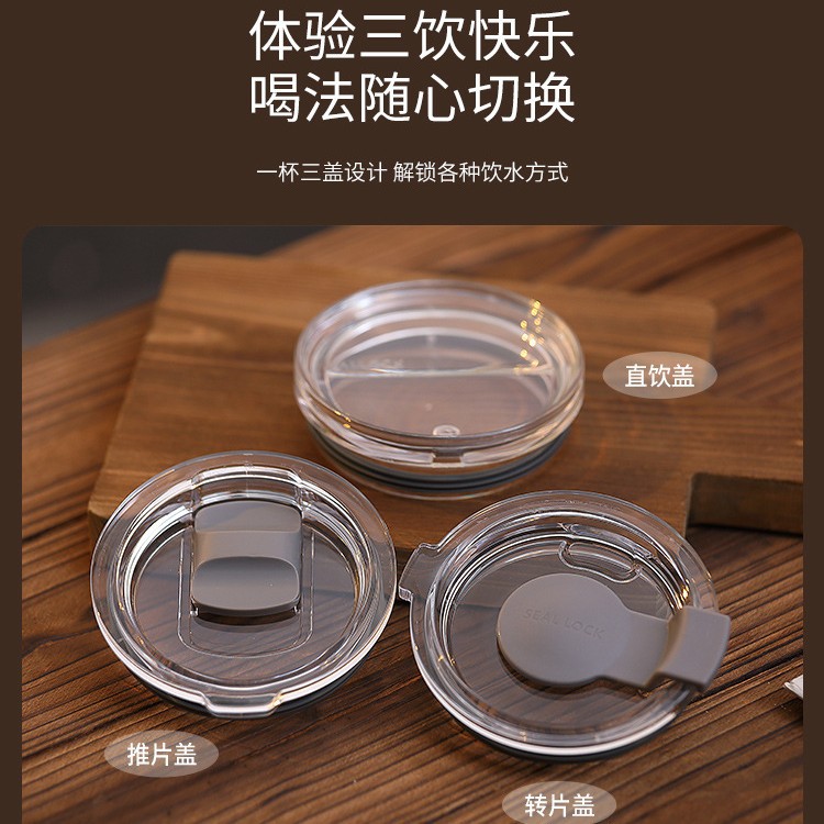 Trois casquettes sont disponibles.