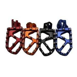 Repose-pieds de moto universels en alliage d'aluminium CNC sur mesure, larges et allongés, de haute qualité pour la rénovation/amélioration et les modèles multiples - Product Image 1
