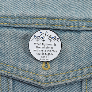 La spilla in smalto cristiana con versetto biblico mi conduce alla spilla Rock Badge di fede accessori per gioielli regalo per amici all'ingrosso - Product Image 1