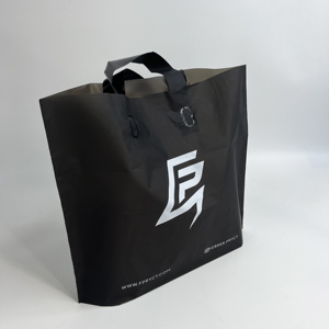 Sacs shopping en plastique noir personnalisés avec poignée souple, logo imprimé, réutilisables, sacs cadeaux pour boutique de vêtements - Product Image 3