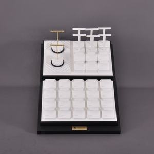 Expositor de Joyería de Piel Sintética de Lujo Personalizado para Exhibición de Aretes y Pendientes de Aro, para Uso en Tiendas - Product Image 4