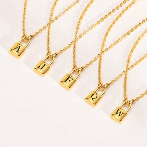 Collar de Moda con Colgante de Letra Chapado en Oro Fino y Cierre de Acero Inoxidable - Product Image 3