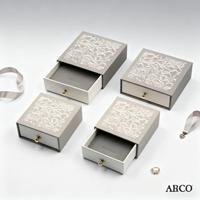 Boîte d'emballage carrée coulissante en papier de luxe Boucle en métal à motifs Boucle d'oreille Bague Pendentif Boîte à tiroir cadeau pour bijoux avec insert en mousse