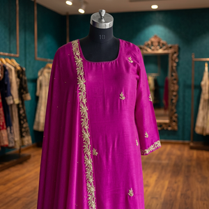 Ensemble Kurta et pantalon en soie satinée avec dupatta en organza de verre, brodé de Zardosi, Dabka et Resham, tenue de luxe - Product Image 3