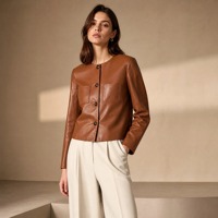 Veste en cuir d'agneau marron caramel pour femme, col rond, boutons en corne noire naturelle, coupe courte, style vintage, décontractée, pour le quotidien