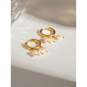 Orecchini di Perle J&D Fashion Jewelry, Placcati in Oro 18K, Acciaio Inossidabile con Tre Perle d'Acqua Dolce, Orecchini a Cerchio per Donne - Product Image 5
