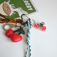 Porte-clés Y2K dés cerises, breloque de sac menottes boule 8, pendentif sac à dos avec sangle tressée à la main, accessoire esthétique vintage
