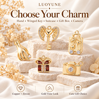 LUOYUNE Breloques dorées en cuivre avec zircon, motifs Aile, Clé, Valise, Boîte cadeau, Appareil photo, pour la création de bijoux DIY (bracelets, colliers)