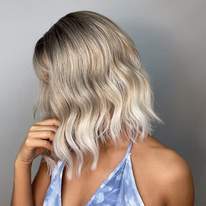 Pelucas Bob, Peluca Sintética <span class=keywords><strong>Gris</strong></span> <span class=keywords><strong>Ceniza</strong></span> Platino con Flequillo para Mujeres Negras, Ondas Cortas Naturales, Resistente al Calor, para Uso Diario y Cosplay - Product Image 3