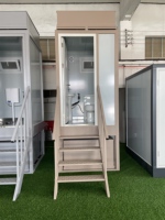 Unité de salle de bain portable moderne et écologique avec douche et toilettes, offrant une intimité accrue, idéale pour les écoles et les parcs