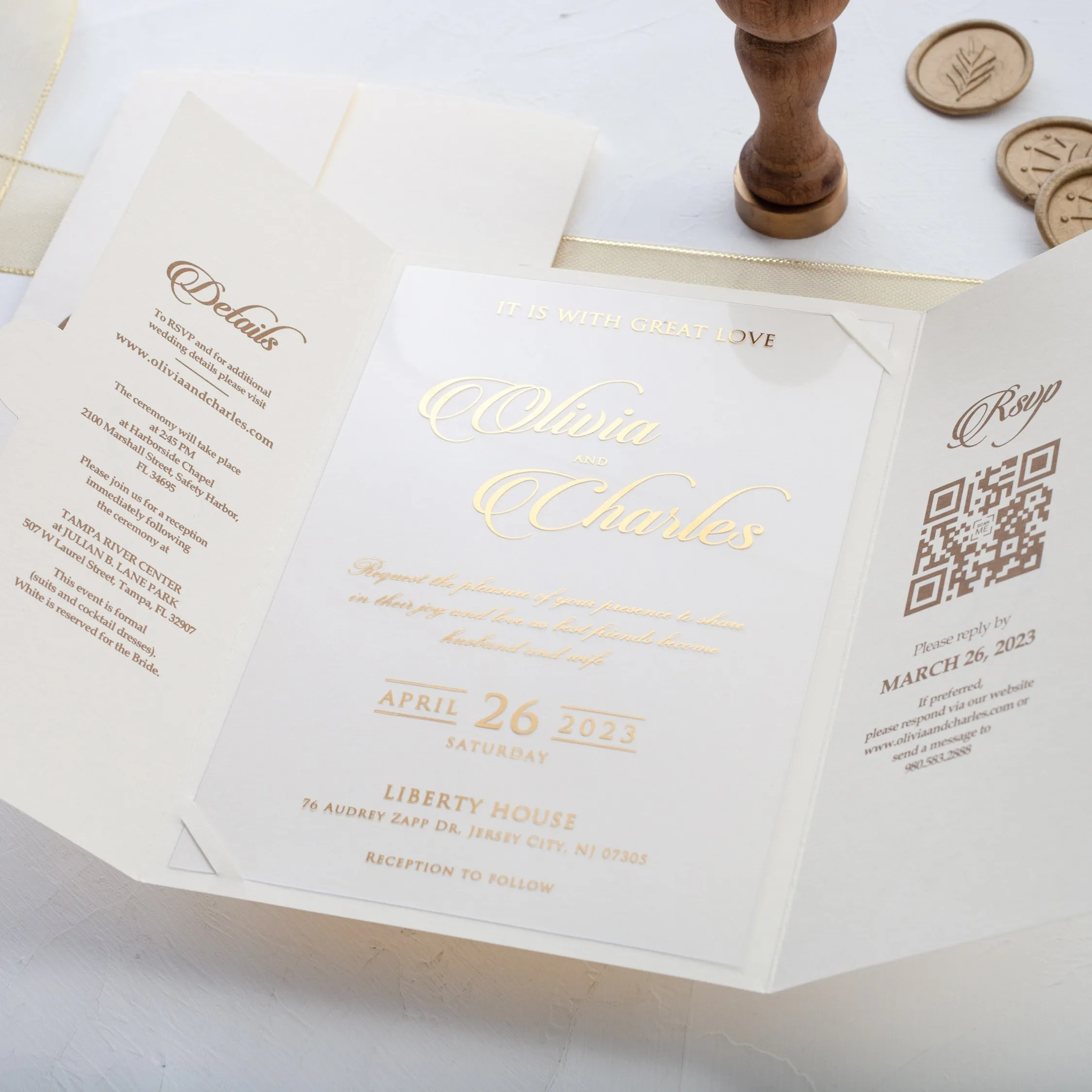 คำเชิญงานแต่งงานอะคริลิคพร้อมรหัส QR Rsvp และรายละเอียดประตูพับและฟอยล์สีทองเชิญ