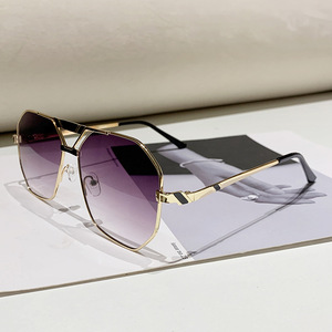 Gafas de Sol Unisex de Metal Dorado con Protección UV400, Montura Hueca, Estilo Europeo Americano - Product Image 3