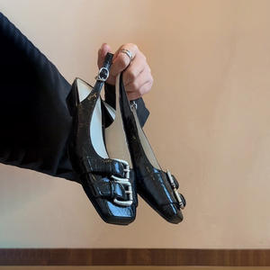 Sandalias de tacón bajo con hebilla de diseño innovador y punta cuadrada para mujer - de una sola pieza, perfectas para combinar con vestidos, elegantes zapatos individuales - Product Image 2