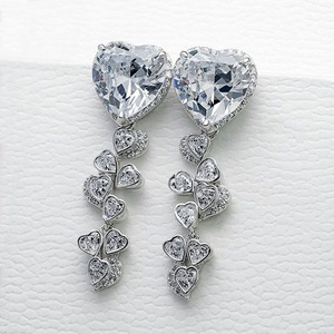 Orecchini Pendenti Lunghi con Cristalli a Cuore per Donne, Accessori Romantici per Uso Quotidiano e Feste - Product Image 1