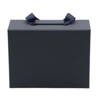 Boîte cadeau magnétique rigide pliable en noir mat avec impression partielle de logo UV en feuille d'or argentée de luxe personnalisée Pulida 2025