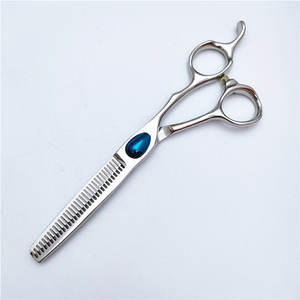 กรรไกรซอยผมตรงจากโรงงาน ขนาด 62 มม. ฝาครอบสีน้ำเงิน สำหรับคนถนัดขวา ใช้ในร้านเสริมสวย ผลิตจากสแตนเลส CF344 - Product Image 3