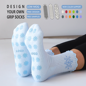 Op maat gemaakte gebreide yogasocken met sneeuwpatroon, ruches en franjes voor dames, met antislip grip en hotfix strass steentjes. - Product Image 3