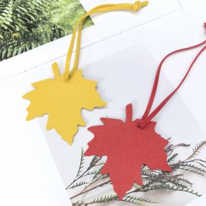 秋の紅葉バッグチャーム エレガントなPUレザーカスタムペンダント ハンドバッグ用 キュートな車のミラーハンギング ビジネス販促ギフト - Product Image 6