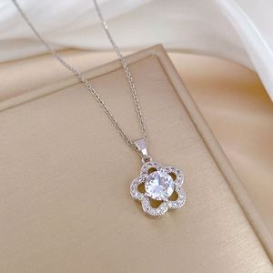 Collar de Acero Inoxidable con Baño de Oro de 18k, Resistente al Deslustre, con Hermosa Flor de Cinco Pétalos y Diamantes - Product Image 6