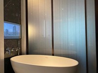 Televisor Rectangular Moderno de 27 Pulgadas para Baño, Resistente al Agua, Antivaho, IP65, Sistema Android, para Hoteles y Resorts HYATT