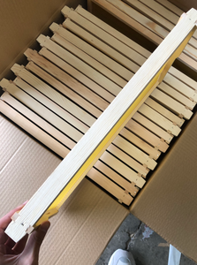 Marco de Madera de Alta Calidad con Lámina de Cera de Abeja Preensamblada para Apicultura - Product Image 2