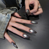 Faux ongles en acrylique noir effet œil de chat brillant, forme ovale longue avec dégradé argenté scintillant, paillettes foncées pour une esthétique audacieuse