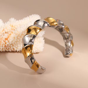 Bracelet en acier inoxydable de mode européenne et américaine, bracelet ouvert, couleur or et argent avec motifs ondulés, haut de gamme - Product Image 3