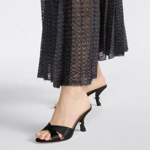 Mules d'été pour femmes à talons fins, ornées de perles, à bout ouvert, à brides croisées en satin, coupe large - Product Image 1