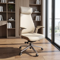 Chaise de bureau de direction ergonomique moderne en cuir crème à dossier haut, pivotante et réglable pour entreprise