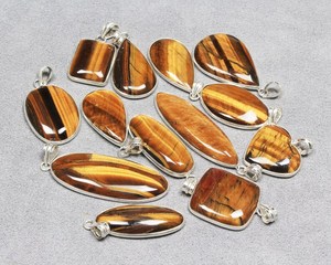 Vente de gros Collier pour femme en argent sterling avec pendentif en forme de lunette superposée en argent fin Plaqué or Cristal naturel d'oeil de tigre Pierre précieuse - Product Image 3