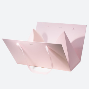 Sac cadeau triangulaire de luxe en carton recyclable avec ruban et poignée, personnalisable, en gros - Product Image 4