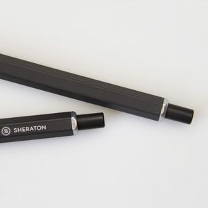 Stylo publicitaire hexagonal blanc mat à pointe bille avec logo, impression UV, corps métallique, encre bleue/noire 1,0 mm pour l'hôtel Sheraton - Product Image 4