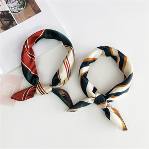 Bandana Quadrata Stampata Genya 50*50cm, Foulard Decorativo in Poliestere, Bandana <span class=keywords><strong>per</strong></span> <span class=keywords><strong>Capelli</strong></span> da <span class=keywords><strong>Donna</strong></span> - Product Image 2