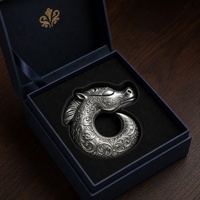Pièce de collection en métal sculptée à la main représentant un cheval du zodiaque / Symbole de la victoire et de l'endurance, Patrimoine culturel immatériel