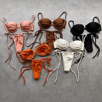 Fabricant de maillots de bain personnalisés OEM écologiques multicolores à fronces avec armatures, shorts de bain à nouer sur le côté pour femmes, et ensembles assortis pour couples