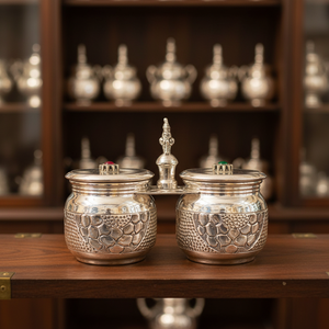 Élégante boîte à Kumkum double en argent, fabriquée à la main, avec des motifs floraux complexes et des couvercles décoratifs en pierres précieuses, pour la Puja traditionnelle - Product Image 1