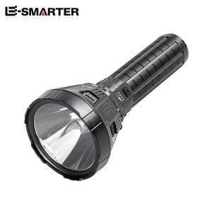 Torcia a luce forte portatile di grandi dimensioni da campeggio all'aperto 30W ricaricabile Led potente torcia ad alta potenza da 100000 lumen