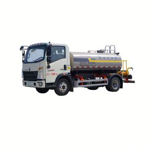 Camion-citerne diesel Sinotruk Howo 4X2 le plus vendu en Chine avec pompe et moteur, pulvérisation réglable à 360°, émission Euro 6 - Product Image 1