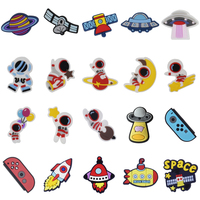 Breloques pas chères pour sabots, accessoires de chaussures Alien Spaceman, décorations en PVC pour sabots, boucles, clavier, lunettes, planètes, breloques pour chaussures