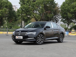 <span class=keywords><strong>Skoda</strong></span> <span class=keywords><strong>Superb</strong></span> 2025 TSI330 DSG Luxury Edition <span class=keywords><strong>Berlina</strong></span> Pneumatici R18 Turbo Automatica Nuova Euro VI Luci LED Tetto Apribile Interni Scuri Guida a Sinistra - Product Image 2