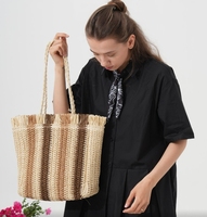 Sac fourre-tout de plage tendance 2026 pour femme, tissé à la main, imperméable, broderie ouverte, doublure en polyester, bandoulière en maille