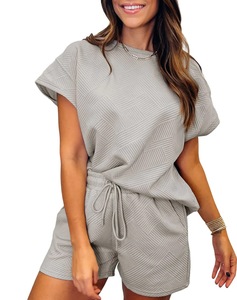 Conjuntos de mujer Color sólido Cuello redondo Chándales de manga corta Conjunto de dos piezas Jogger LOGO personalizado <span class=keywords><strong>Traje</strong></span> de pantalones cortos de moda - Product Image 4