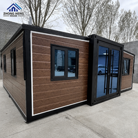 Casa Contenedor Expandible con Acabado Madera, Estructura de Acero Negro, Puerta Doble de Vidrio con Tinte Azul, Completamente Amueblada, Casa Prefabricada Lista para Habitar