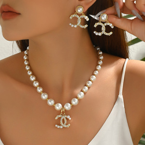 Ensemble de bijoux pour femmes élégants avec collier et boucles d'oreilles en or vintage à motif de cœur, pendentif double C, pour les accessoires de fête et de mariage - Product Image 2