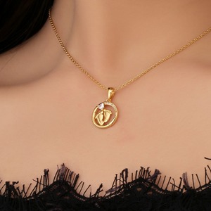 Nuova Collana alla Moda di Alta Qualità con Piedini di Bambino, Personalizzabile con Nome, Placcata in Oro, Regalo per la Festa della Mamma - Product Image 4