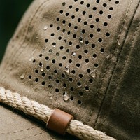 Casquette de sport 5 panneaux vert olive 320 GSM perforée au laser style Richardson à profil haut avec corde et visière plate pour activités de plein air