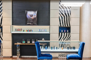 Estante de exhibición de perfume ajustable con luz LED para tienda de cosméticos minorista de servicio pesado respetuoso con el medio ambiente personalizado con vitrina de maquillaje - Product Image 4