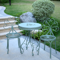 Pastoraler Eisen-Tisch mit Stühlen, Outdoor-Blumenständer, Alter Hocker, Dekorativer Balkon-Gartentisch