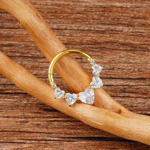 Piercing a Cerchio Segmentato Clicker con Cerniera a Cuore in Titanio ASTM F136 da 16G con Zirconi Cubici di Right Grand per Daith, Setto e Naso - Product Image 3